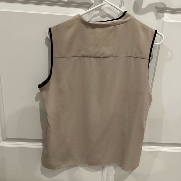 🦋 Calvin Klein Taupe Ruffle Front Button Sleeveless Career Blouse - Picture 3 of 3